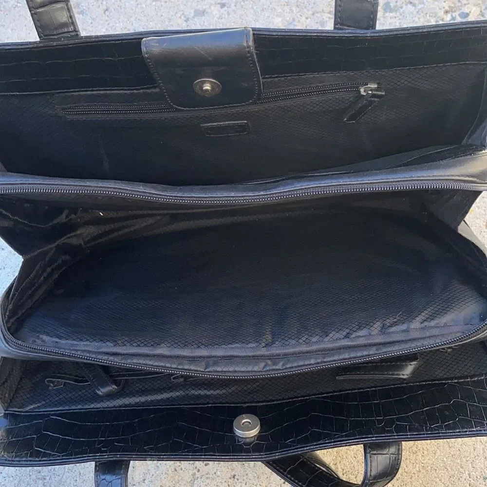 BUXTON GENUNE LEATHER BAG